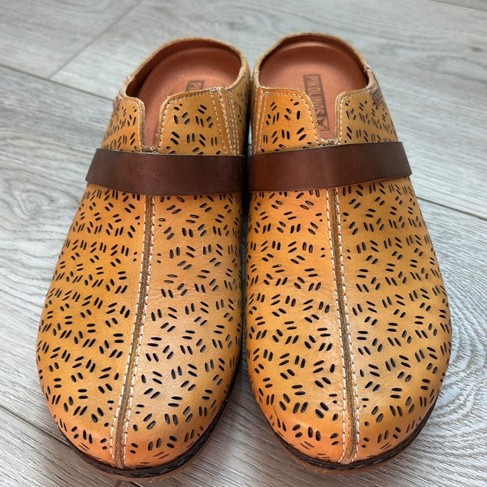 PIKOLINOS-GRANADA Women's die-cut leather clogs
